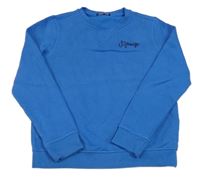 Modrá mikina s nápisem 