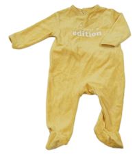 Žlutý sametový overal s nápisem Kiabi