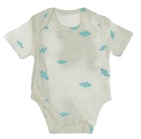 Bílé body s modrými mraky