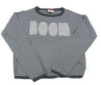 Antracitovo-bílý pruhovaný crop svetr s nápisem Yigga