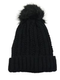 Černá čepice s bambulí