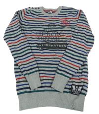 Šedo-barevný pruhovaný svetr s nápisem 