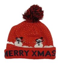 Červená pletená vánoční čepice se sněhuláky