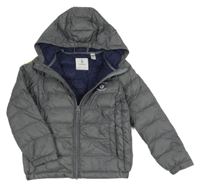 Šedá šusťáková prošívaná zimní bunda s nápisem a kapucí Okaidi