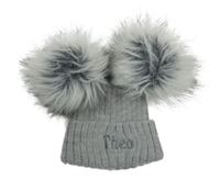 Šedá melírovaná žebrovaná pletená čepice s nápisem a bambulemi 