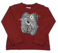 Vínové triko s botami Converse