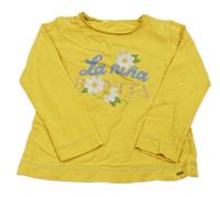 Žluté triko s nápisem a květy 