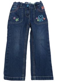 Modré rifle se zajíčkem a květy lupilu