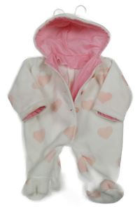 Bílá fleecová kombinéza se srdíčky a kapucí