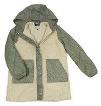 Béžovo-zelená huňatá zateplená bunda s šusťákovými rukávy a kapucí kiabi