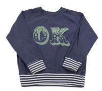 Tmavomodrá mikina s nápisem a pruhy