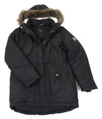 Černá šusťáková zimní parka s nášivkou a kapucí s kožešinou name it.