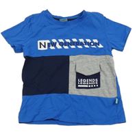 Modro-tmavomodré tričko s kapsou a nápisem 