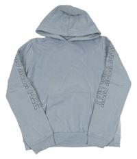 Světlemodrá mikina s nápisy na rukávech a kapucí 