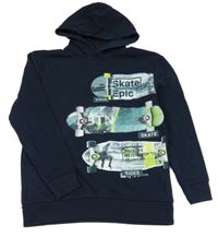 Tmavomodrá mikina se skateboardy a kapucí C&A