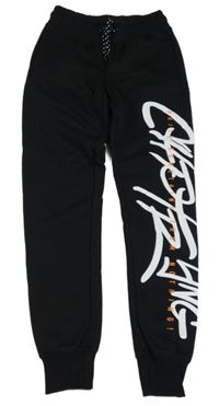 Černé tepláky s nápisem Chapter young