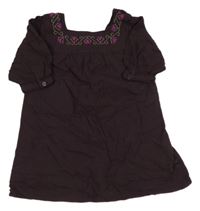 Mahagonové šaty s výšivkou 