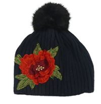 Tmavomodrá žebrovaná pletená čepice s květem a bambulí LAURA ASHLEY