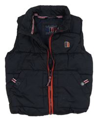 Tmavomodrá prošívaná šusťáková zateplená vesta s nášivkou Next