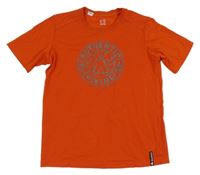 Červené tričko s nápisem Decathlon 