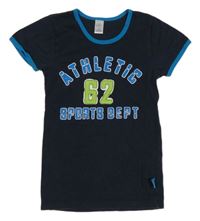 Tmavomodro-modré tričko s číslem a nápisy Topolino