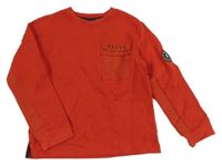 Červená mikina s kapsou s nápisem Baker