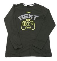 Tmavozelené triko s nápisem a ovladačem Y.F.K.