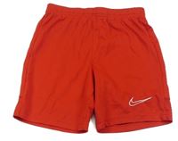 Červené sportovní kraťasy s logem Nike