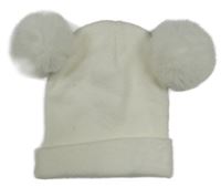 Bílá čepice s bambulemi