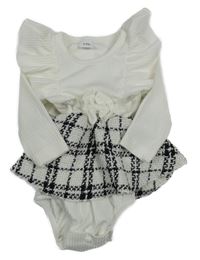 Bílé žebrované body s úpletovou kostkovanou sukní a volánky 