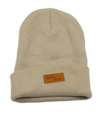 Béžová pletená čepice s nášivkou 