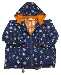 Tmavomodrá šusťáková jarní bunda s čísly a kapucí 