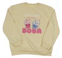 Smetanová mikina s nápisem a nápoji