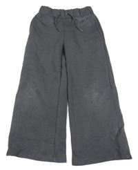 Tmavošedé wide leg tepláky name it.