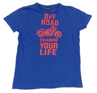 Modré tričko s nápisy a motorkou 