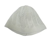Bílá perforovaná pletená čepice