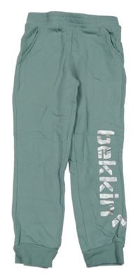 Zelené tepláky s nápisem 