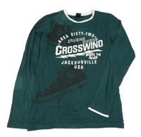 Tmavozelené triko s nápisem a botami Chapter young