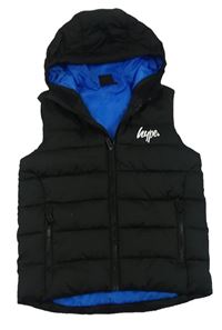 Černá vzorovaná prošívaná šusťáková zateplená vesta s logem a kapucí hype.