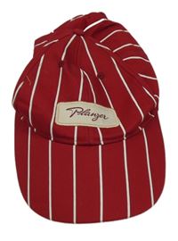 Červeno-bílá pruhovaná kšiltovka s nášivkou