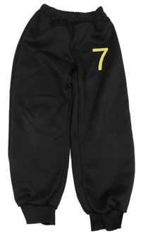 Černé sportovní tepláky s číslem 