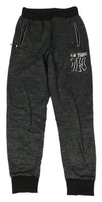 Šedo-černé melírované sportovní tepláky s nápisem 