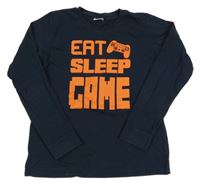 Tmavomodré triko s nápisem a ovladačem Y.F.K.