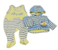 2Set - Světlemodro-bílo-žluto-černá pruhovaná sametová propínací mikina s kachničkou a lodičkou a kapucí + dupačky s koťátky 