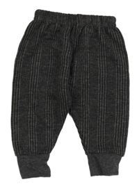 Tmavošedo-černé pruhované tepláky