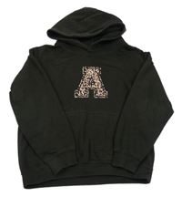 Černá mikina se vzorovaným písmenem a kapucí