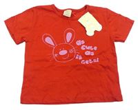 Červené tričko s nápisem a králíkem Tiny Ted