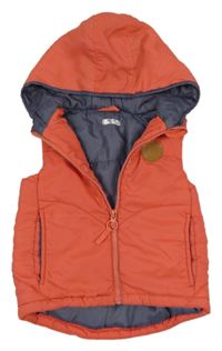 Korálová šusťáková zateplená vesta s nášivkou a kapucí 