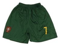 Tmavozelené sportovní kraťasy s číslem 