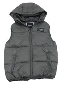 Tmavošedá šusťáková zateplená vesta s nášivkou a kapucí McKenzie